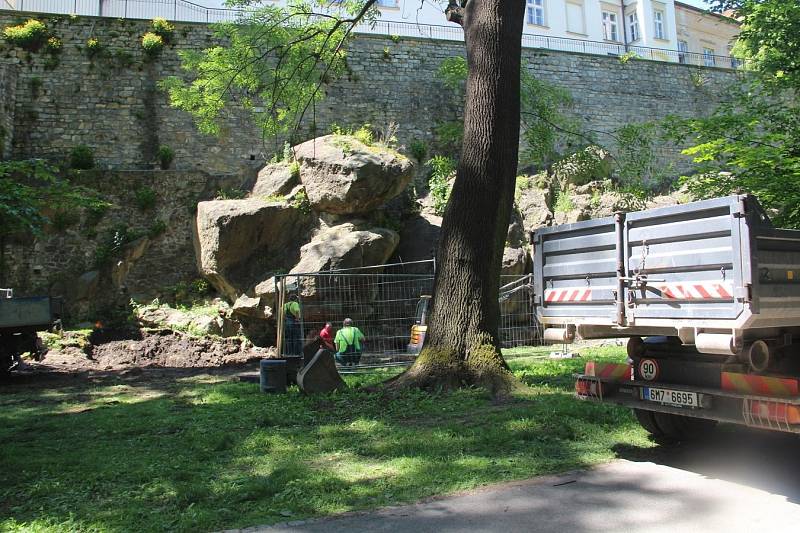 V Bezručových sadech v Olomouci začaly práce na obnově umělého vodopádu, 3. června 2021