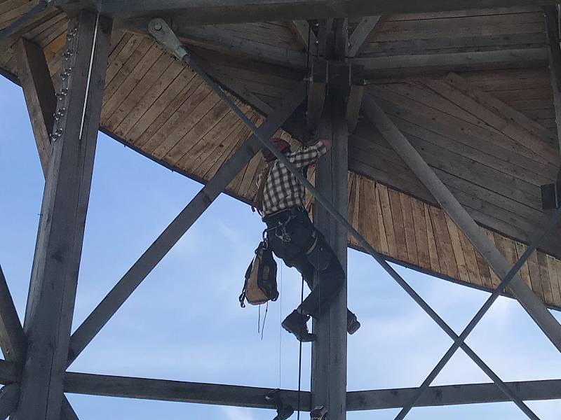 V sobotu mohli turisté sledovat, jak probíhá údržba rozhledny po zimní pauze.