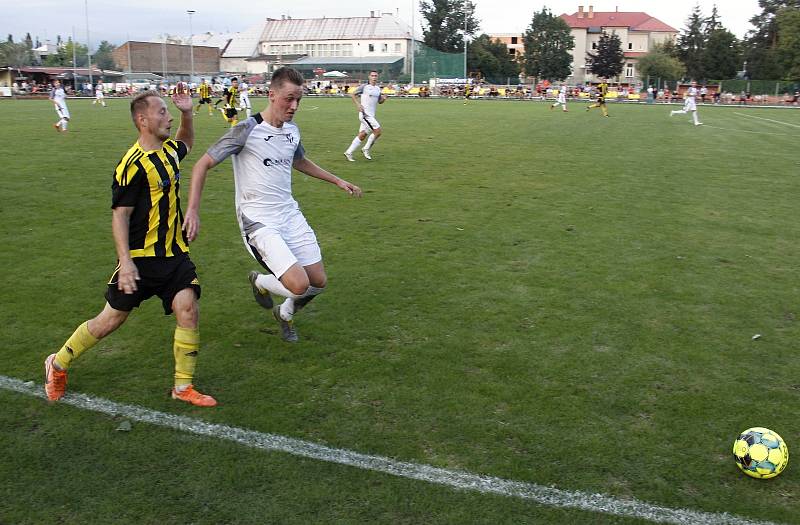 Fotbalisté Nových Sadů prohráli s týmem Holice (v bílém) 1:2.