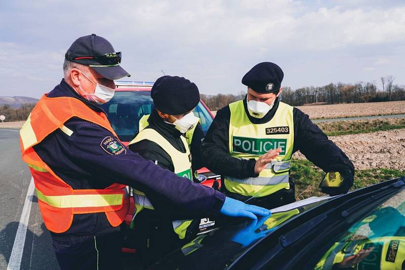 Uzavřenou zónu na Litovelsku a Uničovsku střeží kromě policistů a armády i hasiči