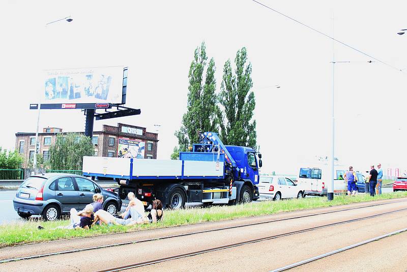 V pondělí ráno se na Tovární ulici v Olomouci střetlo šest automobilů.