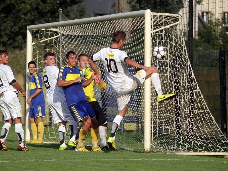 Fotbalisté Nových Sadů (v bílém) proti Želatovicím