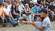 Festival Hanácké Woodstock, který se konal v sobotu odpoledne ve Velké Bystřici, přitáhl davy lidí. Na koncertě Vašo Patejdla se pod pódiem i tančilo.