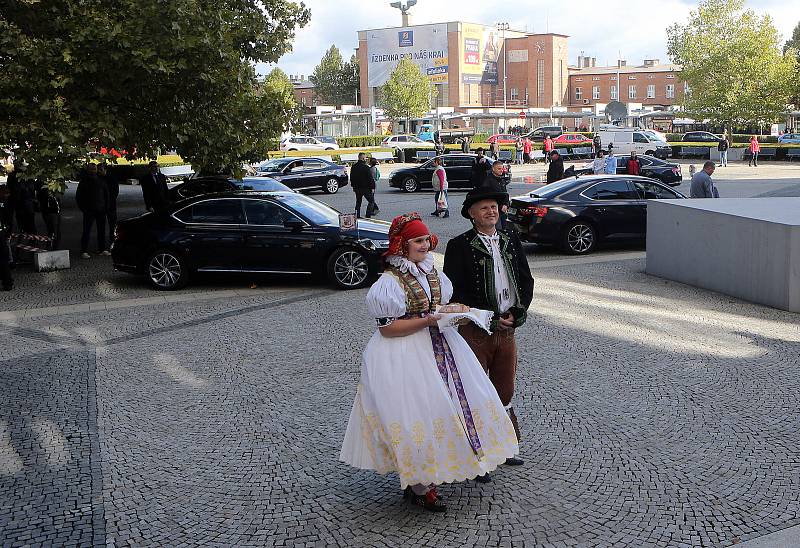 Miloš Zeman před krajským úřadem v Olomouci zahájil svou šestou prezidentskou návštěvu Olomouckého kraje