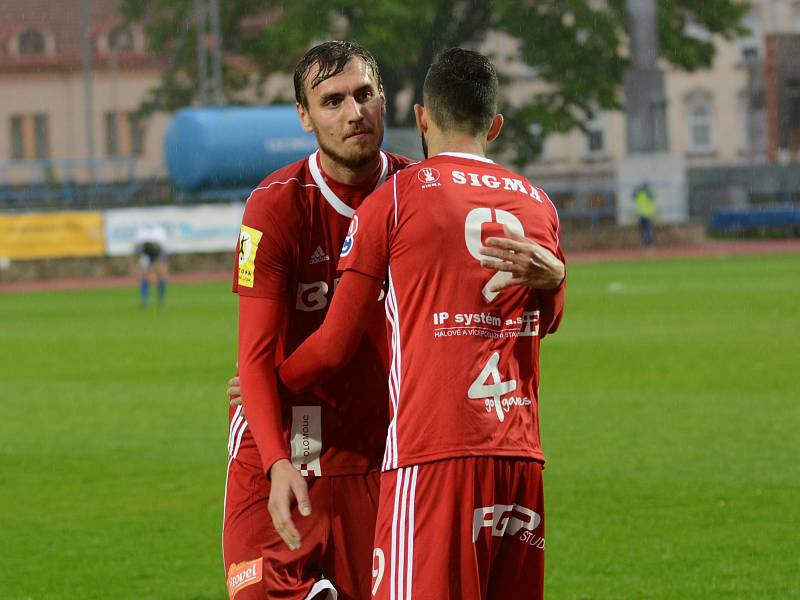 Olomoučtí fotbalisté (v červeném) porazili Znojmo 4:1 a slavili postup do první ligy