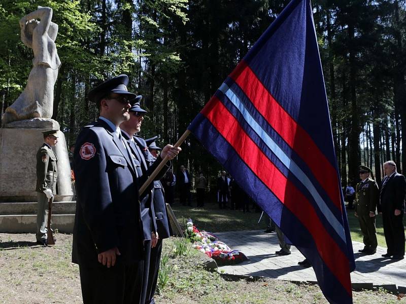 Více než dvě stovky lidí se v sobotu dopoledne zúčastnily pietní vzpomínkové akce v lokalitě Kyjanice nedaleko Tršic na Olomoucku. Před 70 lety tam příslušníci gestapa a prapor Vlasovců zaživa upálili 19 mužů ze Zákřova, místní části Tršic.