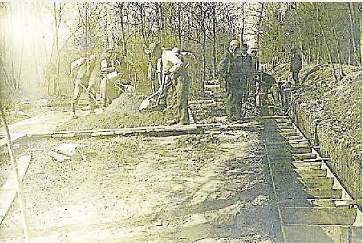 Po povodních v roce 1930 bylo nutné ve Střeni zřízení ochranných hrází. Práce spojené s jejich vybudováním probíhaly v letech 1935-1936.