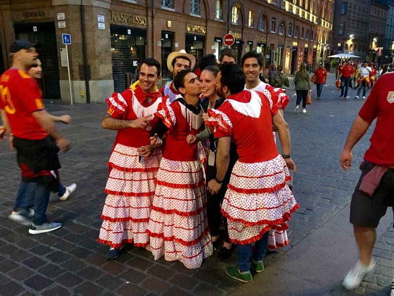 Fanoušci České republiky a Španělska v ulicích Toulouse před utkáním. Mezi jejich tábory panovala přátelská atmosféra.