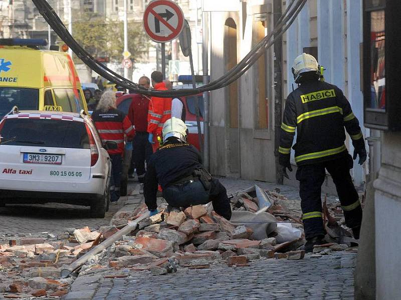 Pád zdi v ulici 8. května v Olomouci zavalil chodkyni, žena zemřela