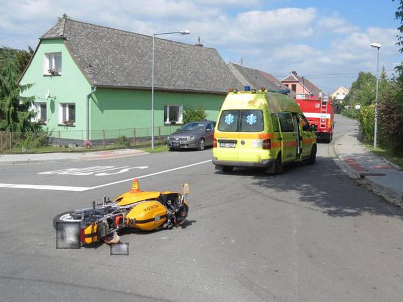 Auto se v Dlouhé Loučce srazilo s motorkou, dva zranění.