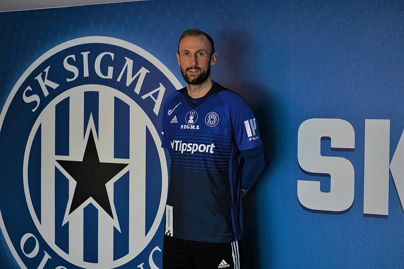Fotbalová Sigma Olomouc představila dres pro jarní část sezony s logem nového generálního partnera společnosti Tipsport.kapitán Roman Hubník