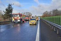 Dopravu v regionu komplikovalo v úterý 31. ledna náledí. Hasiči vyjížděli k několika nehodám, nejvážnější se stala na dálnici D35 u Litovle.