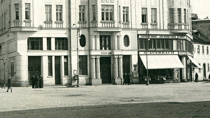 Budova kina Edison, pozdější kino Mír na rohu dnešní Riegrovy ulice a ul. 8. května