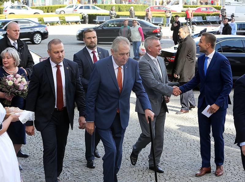 Miloš Zeman před krajským úřadem v Olomouci zahájil svou šestou prezidentskou návštěvu Olomouckého kraje