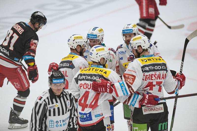 Hokejisté HC Olomouc (v černém) proti HC Dynamo Pardubice (1:2).