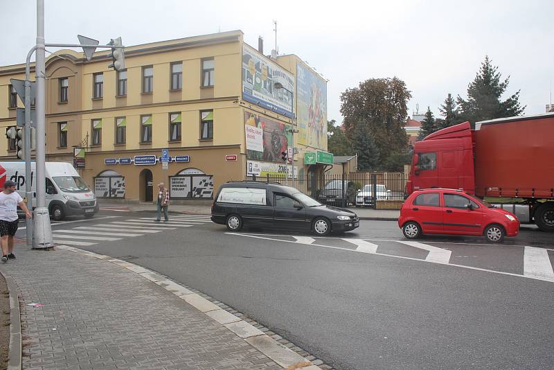 Na křižovatce u Kostela  sv. Jana Nepomuckého nefungují semafory.