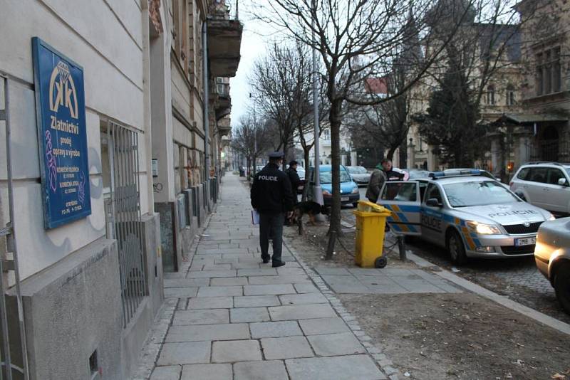 Policisté zasahují u loupeže ve zlatnictví ve Vídeňské ulici v Olomouci