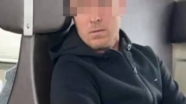 Muže, který se ukájel před dívkami ve vlaku z Přerova do Olomouce, natočila jedna z nich na telefon
