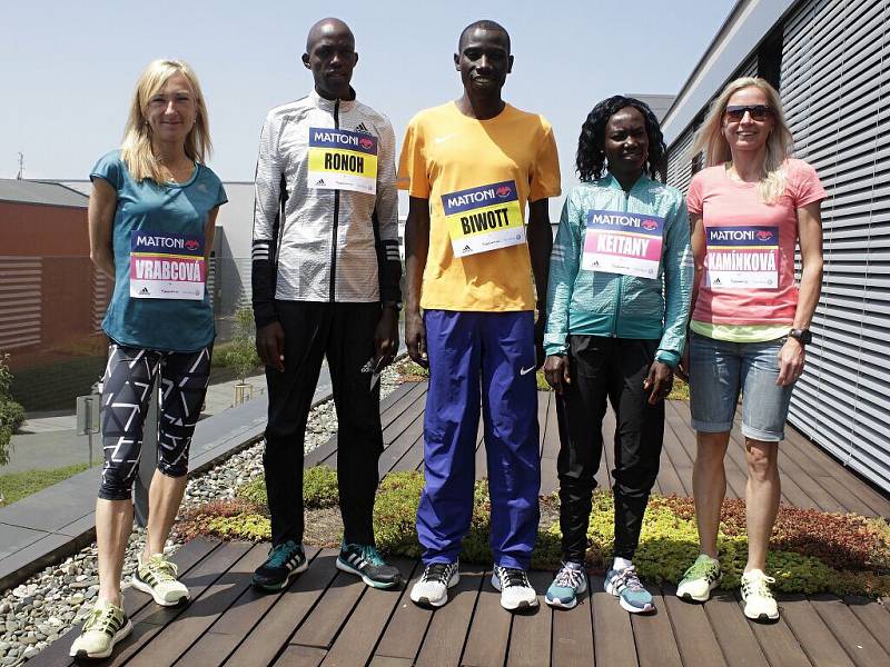 Eva Vrabcová, Geoffrey Ronoh, Stanley Biwott, Mary Keitany, Petra Kamínková. Představení před Olomouckým půlmaratonem 2016