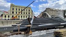 Nový most v Masarykově ulici v Olomouci má už obě poloviny, 12. října 2021