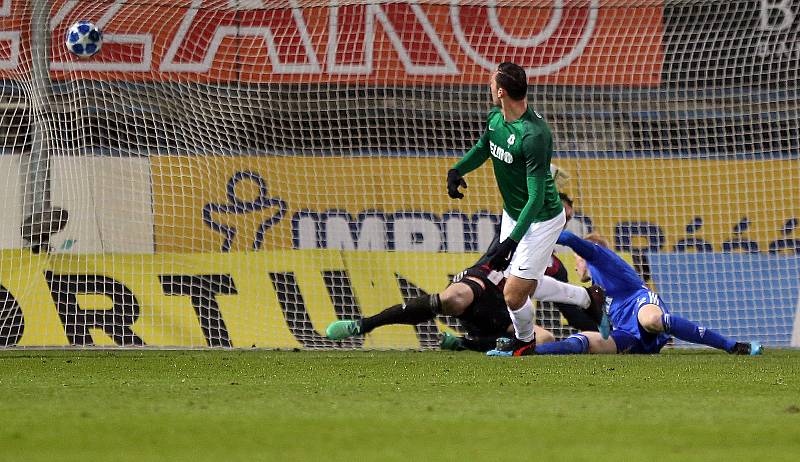 Martin Doležal dává vítězný gól Jablonce v Olomouci