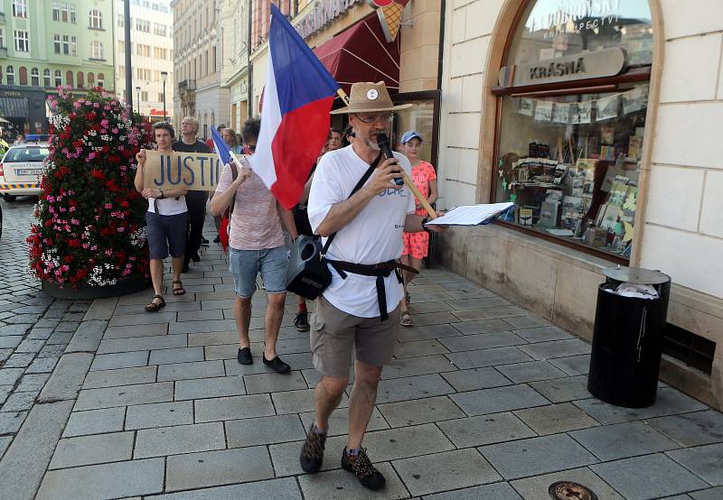 Za nezávislost české justice a odchod premiéra Andreje Babiše (ANO) a ministryně spravedlnosti Marie Benešové (za ANO) demonstrovaly na olomouckém Horním náměstí stovky lidí.