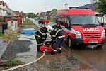 30.7.2014. Hasiči v Olšanech u Prostějova odčerpávají vodu po vydatné bouřce