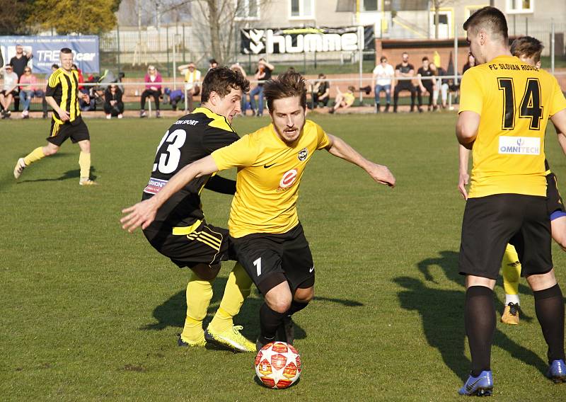 Fotbalisté Nových Sadů (ve žluto-černém) podlehli Rosicím 1:4.