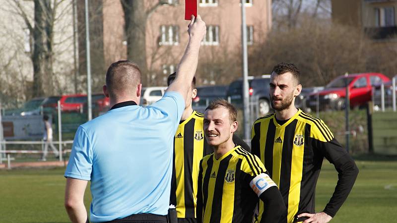 Fotbalisté Nových Sadů (ve žluto-černém) podlehli Rosicím 1:4. Milan Novotný dostává červenou kartu.