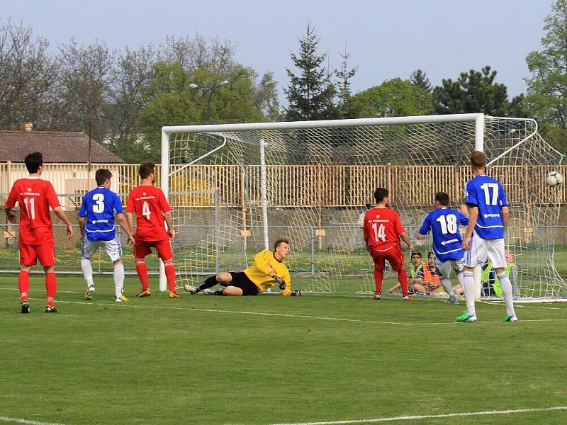 Fotbalisté Uničova (v modrobílém) proti Hulínu