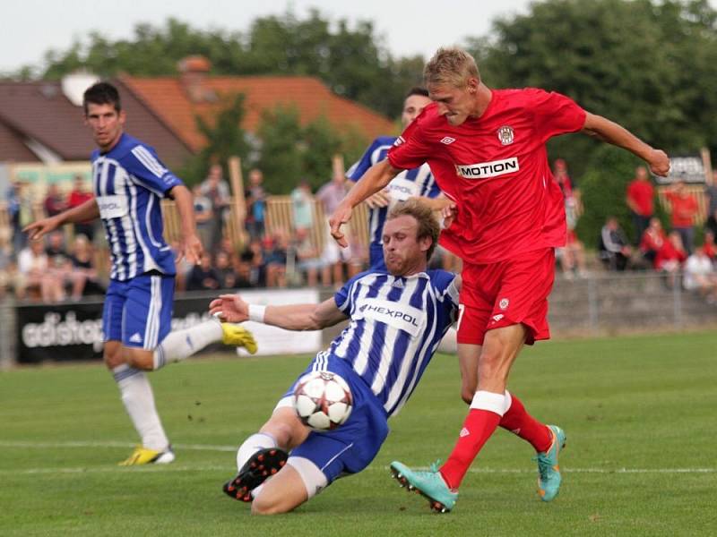 Uničov (v modrém) v pohárovém zápase se Zbrojovkou