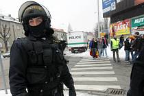 Policie před Androvým stadionem v Olomouci