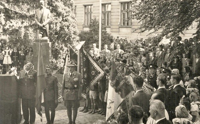 PŘED GYMNÁZIEM. Odhalení sochy Tomáše Garrigua Masaryka 9. května 1948.