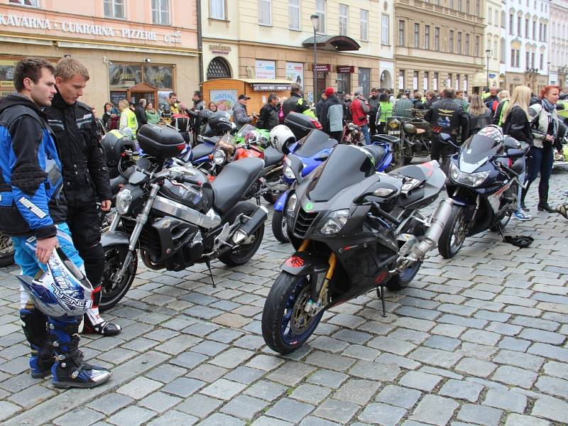Motorkáři na olomouckém Horním náměstí