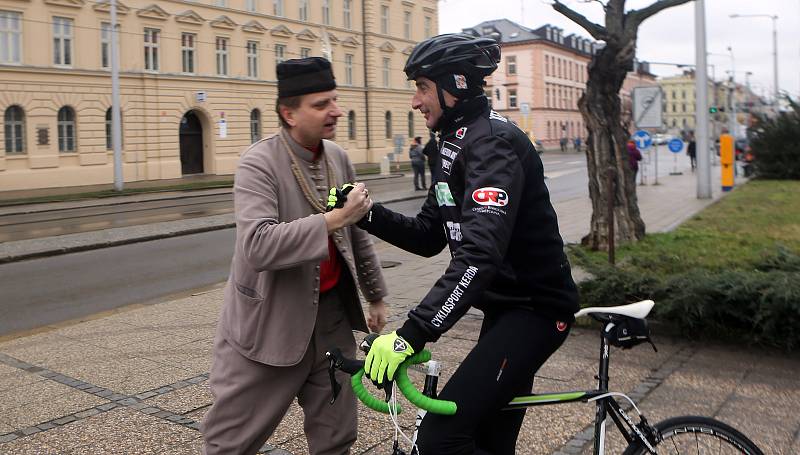 Retro cyklo jízda sokolů z Frýdku - Místku do Lán. Zastávka v Olomouci u pomníku TGM