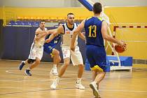 Basketbal Olomouc (v bílém) porazil Zlín 85:79.