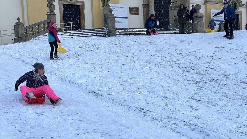 Zimní radovánky před bazilikou na Svatém Kopečku, 17. ledna 2021