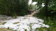 U Bohuslavic se přelil po bouřce rybník, 1.7.2019