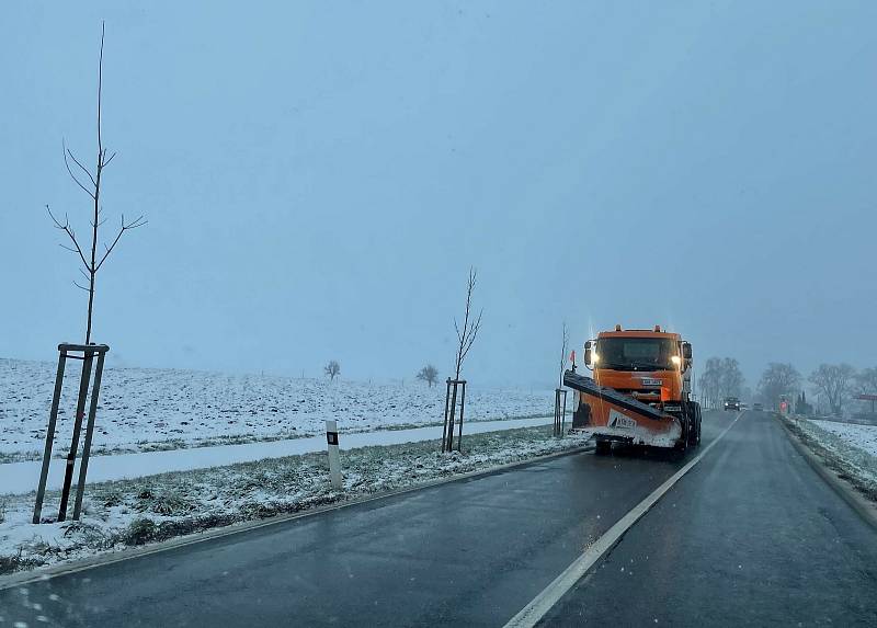 Sněžení od rána komplikuje dopravu na silnicích v Olomouckém kraji. Na snímku Těšetice. 9. prosince 2021