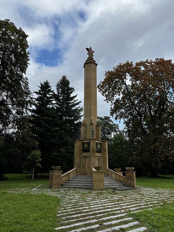 Vandal posprejoval památník osvobození Rudou armádou v Čechových sadech v Olomouci, 26. září 2022