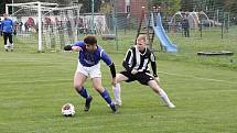 Fotbalisté Sigmy Hodolany (v bílo-černém) porazili Přáslavice 6:1.