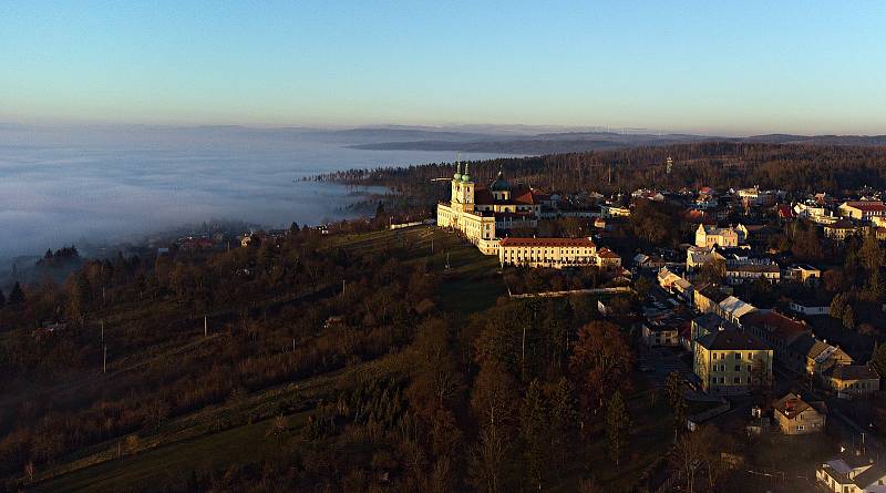 Mlha nad Olomoucí a sluncem zalitý Sv. Kopeček, 31. prosince 2020