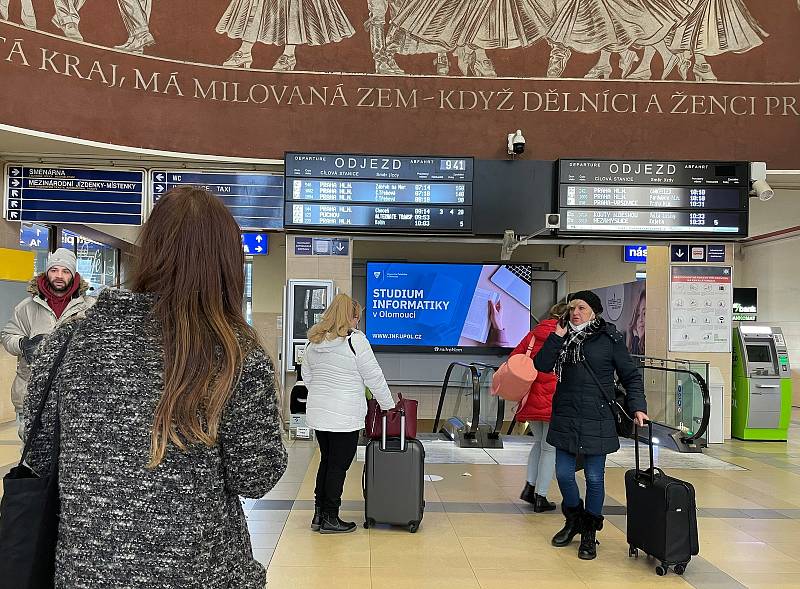 Hlavní nádraží v Olomouc: nehoda u Prosenic na hlavním železničním koridoru komplikuje lidem cestování, v Olomouci někteří uvízli i na pár hodin. 14. ledna 2022