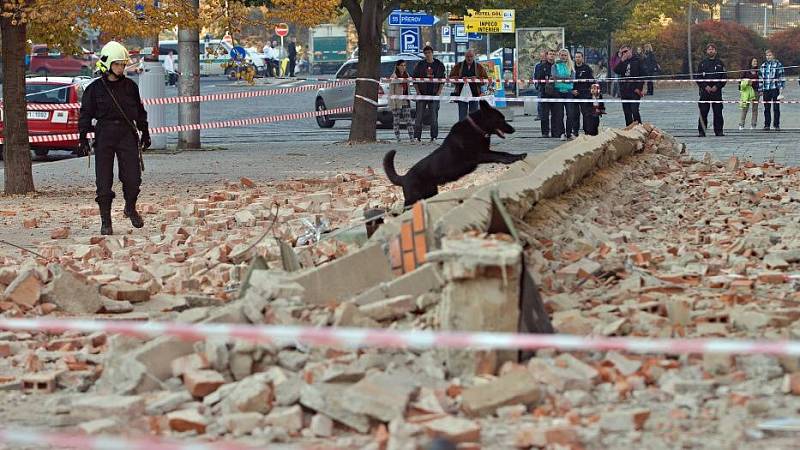 Pád zdiva z polikliniky SPEA na olomouckém náměstí Hrdinů