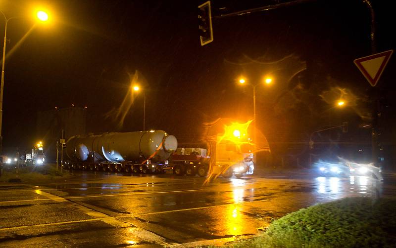 Nadměrný náklad "obří plechovky" coby nového separátoru pro JE Temelín projel Zlínským a Olomouckým krajem