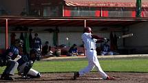 Olomoučtí baseballisté (v bílém) porazili v baráži Hlubokou nad Vltavou 3:1 na zápasy a zachránili se v extralize.