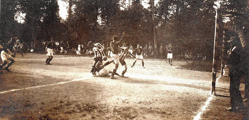 Fotografie z prvního doloženého zápasu Tatranu Litovel proti Bohuňovicím v říjnu 1924.