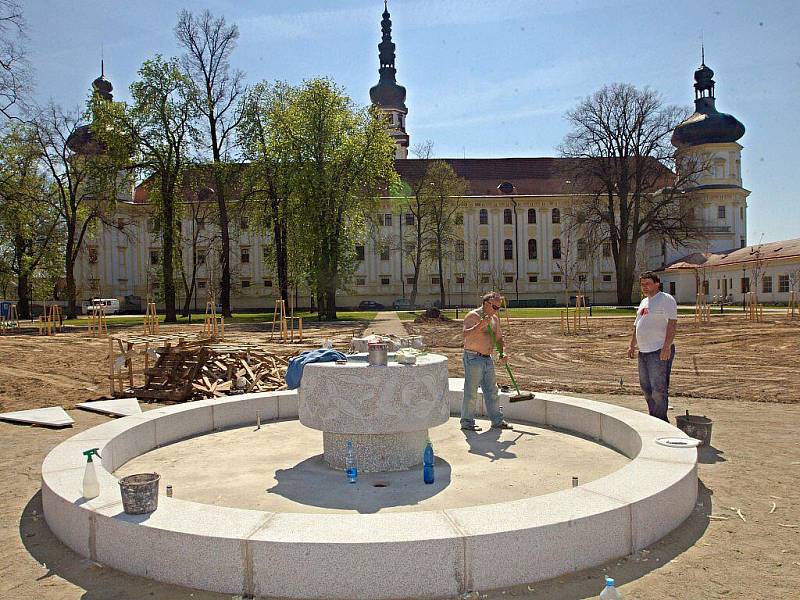 V areálu Vojenské nemocnice v Klášterním Hradisku v Olomouci vzniká nová zahrada