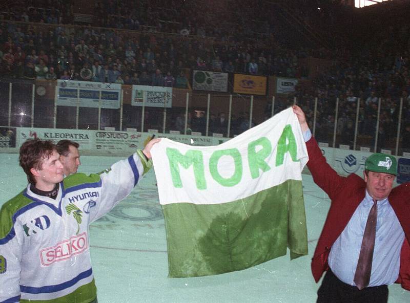 Oslavy extraligového titulu v olomoucké plecharéně 11. dubna 1994