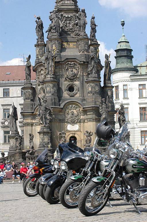 Motorkáři na Horním náměstí v Olomouci